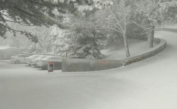 «Оянваревший» апрель добрался до Севастополя: снег на Байдарах (фото)